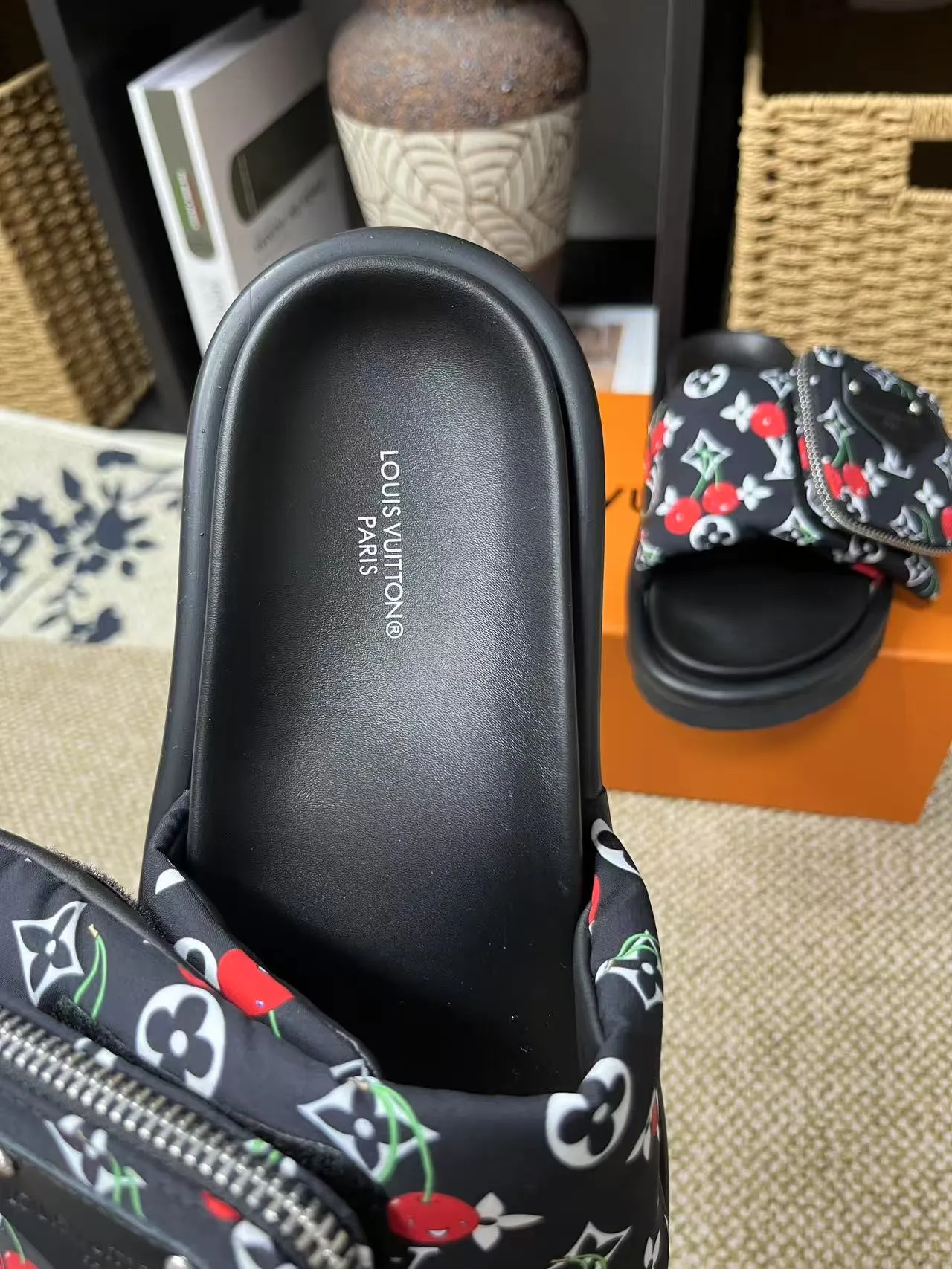 P380 yuan LV Louis Vuitton Full of high-end feel! A popular model among bloggers at home and abroad, it’s retro and fashionable, and looks stunning on your feet! Mainly recommended model on the official website★ ━━━━━ ЅᏇєєt ━━━━━ ▪️Upper: original calfskin ➕5D printing process ▪️Inner: imported mixed sheepskin ▪️Outsole: original molded foam outsole ▪️Size: Female 35-40 Men's 39-44 (women's 41 men's 45)